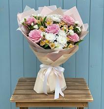 Букет цветов из:  Гвоздики, Орхидеи и Розы в Балабаново