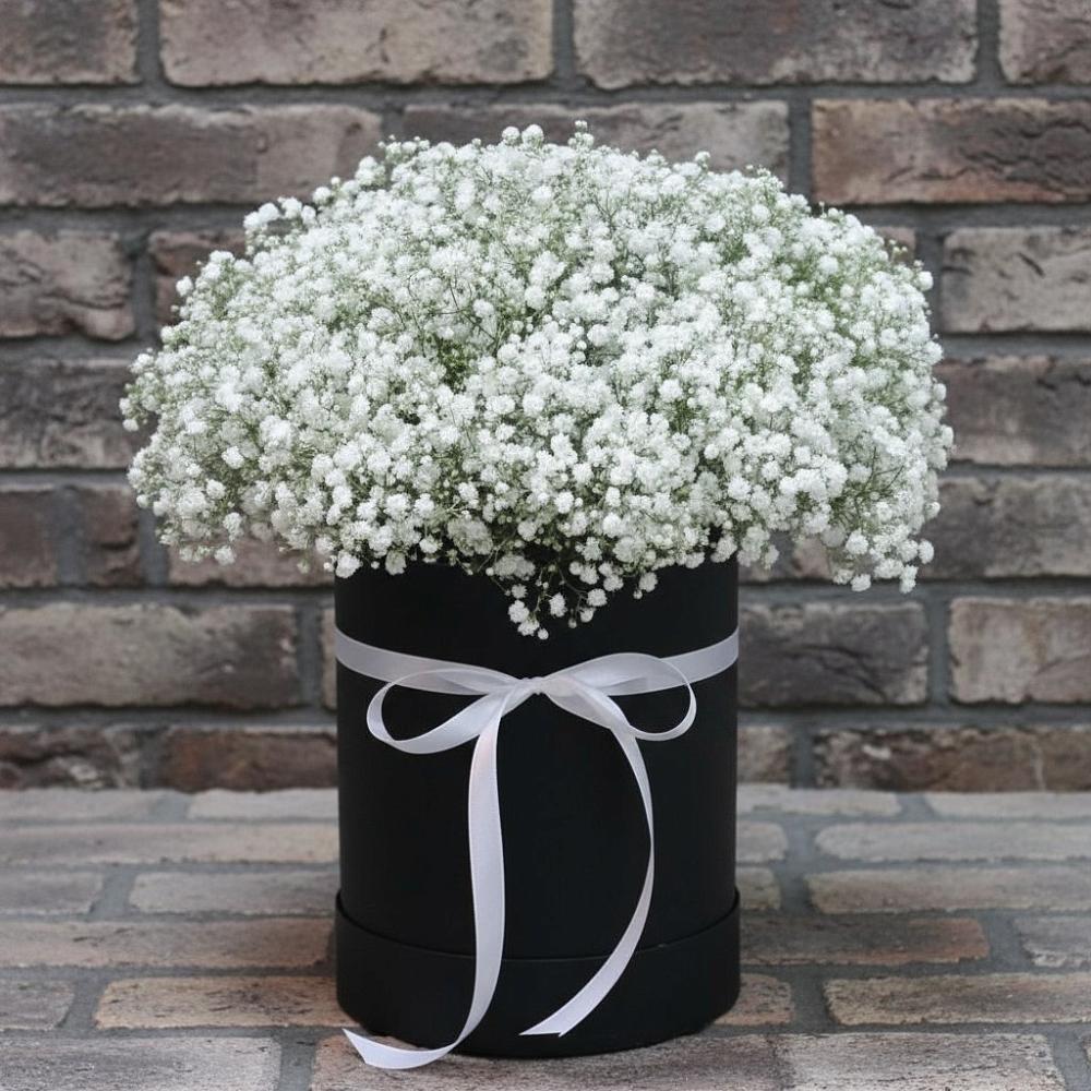 Цветочная композиция из Гипсофила в шляпной коробке в Балабаново