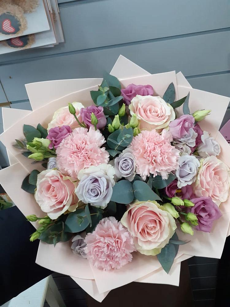 Букет цветов из: Розы, Гвоздики и Лизиантусы в Балабаново